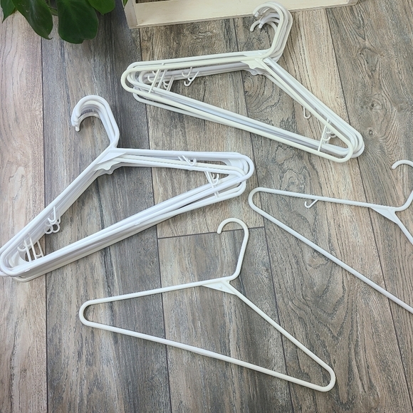 20 White Plastic Hangers | Closet Organizing - Picture 5 of 6